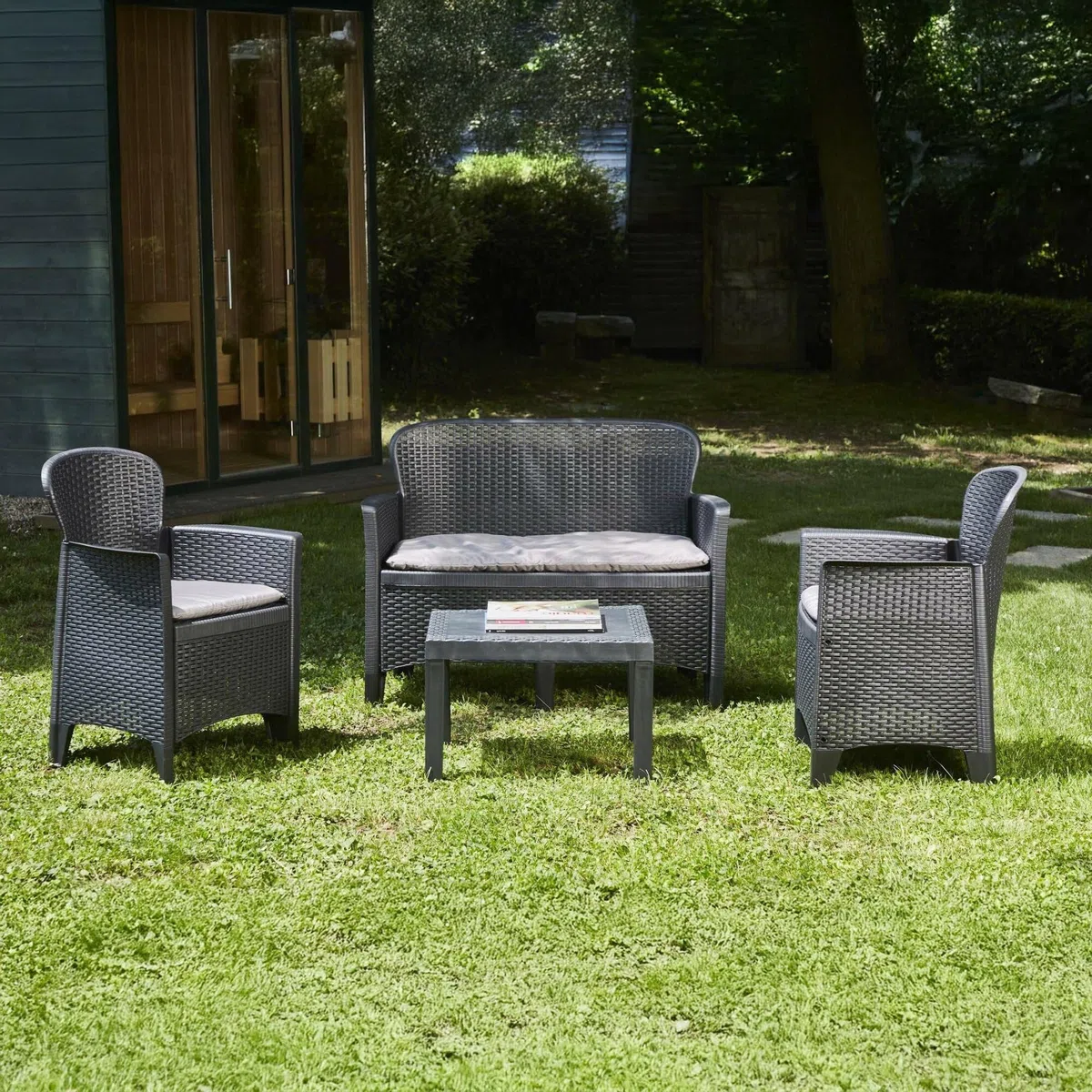 Dmora - Set salotto da esterno Ostuni, Set da giardino con 2 poltrone, 1 divano ed 1 tavolino, Salottino effetto rattan con cuscini, 100% Made in Italy, Antracite