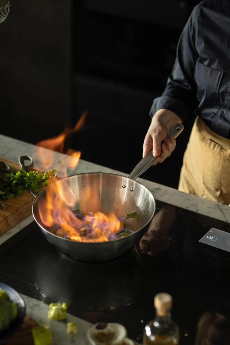Fiskars Wok, Ø 28 cm / 4,5 L, All Steel, Padella non rivestita, Adatto a tutti i piani cottura, Acciaio inossidabile riciclato, Argento, 1065629
