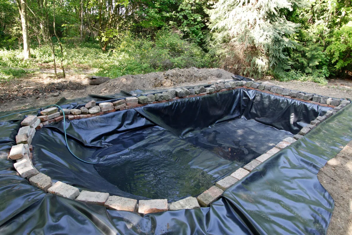 ANKO PLANEN Telo per laghetto in PVC Nero - Robusto e Flessibile - Resistente ai Raggi UV e al Gelo, Anti-radice - Sicuro per Pesci e Piante - Made in EU (Nero 1,0mm, 8,0m x 12,0m)