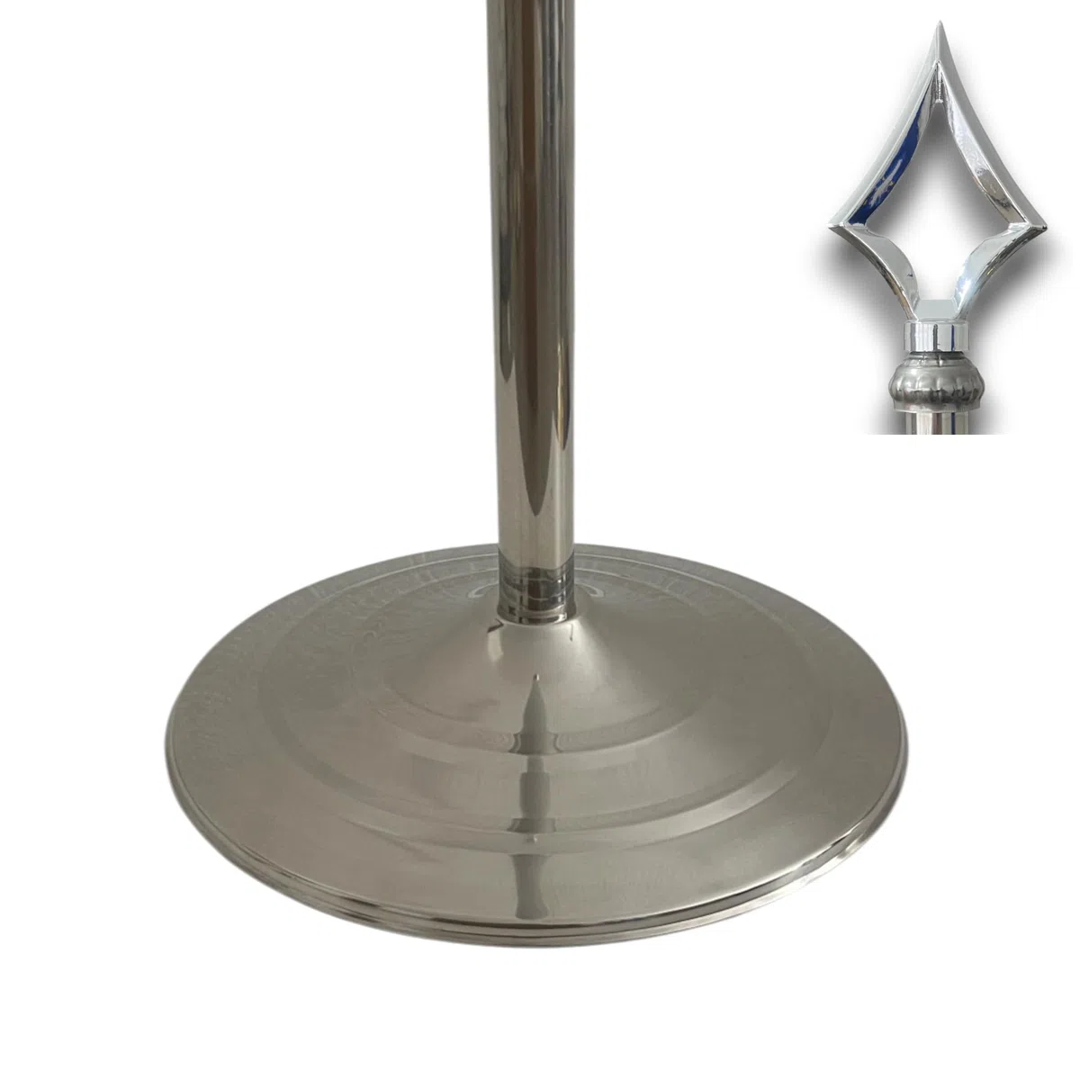 Base per bandiera con asta e spalmatore in acciaio inox finitura argento. Peso del piede 1,2 kg. Asta con punta a lancia. Altezza max. 250 cm. Ideale per bandiere interne, uffici e sale riunioni