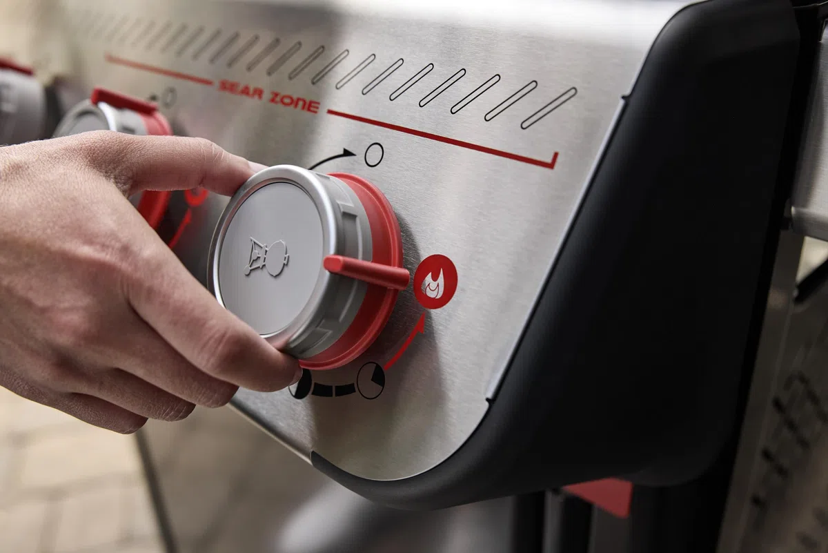 Weber Spirit E-435 Barbecue a gas con propano liquido per cucinare all'aperto, 4 fuochi e 1 bruciatore laterale, nero – Griglie in ghisa smaltata in porcellana, 2 bruciatori Boost, zona Sear