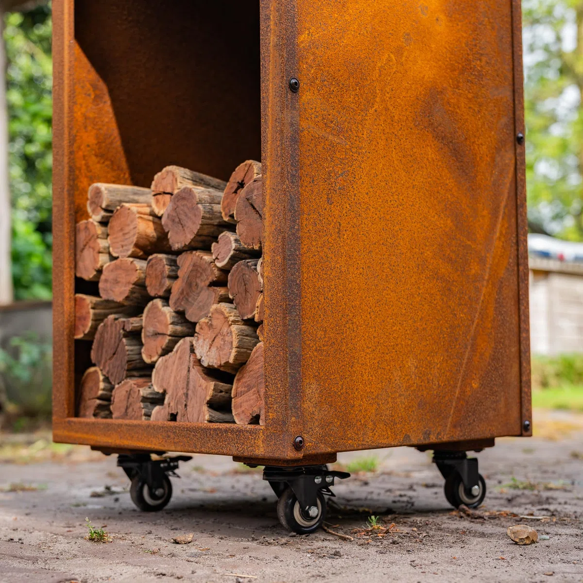 Barbecue Plancha Camarada in acciaio Corten 2.0, con attizzatoio in legno e contenitore in legno, diametro: 70 cm