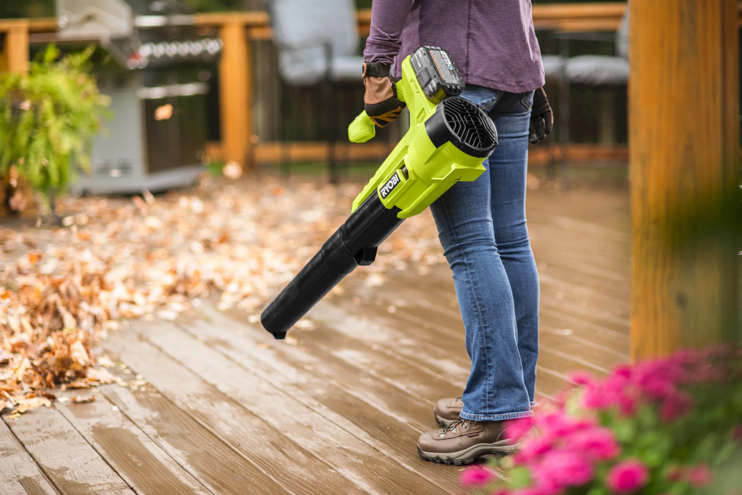 Ryobi Soffiatore a Batteria 18V ONE+ con Batteria 4,0Ah e Caricatore, Turbina Jet 145 km/h e 7.1 m³/min, Compatto e Leggero, per Foglie, Terrazzi e Pulizia Giardino, RY18BLA-140