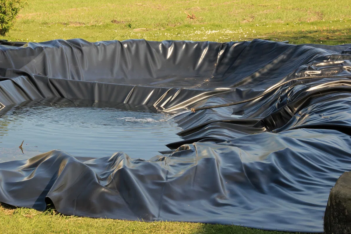 ANKO PLANEN Telo per laghetto in PVC Nero - Robusto e Flessibile - Resistente ai Raggi UV e al Gelo, Anti-radice - Sicuro per Pesci e Piante - Made in EU (Nero 1,0mm, 8,0m x 12,0m)