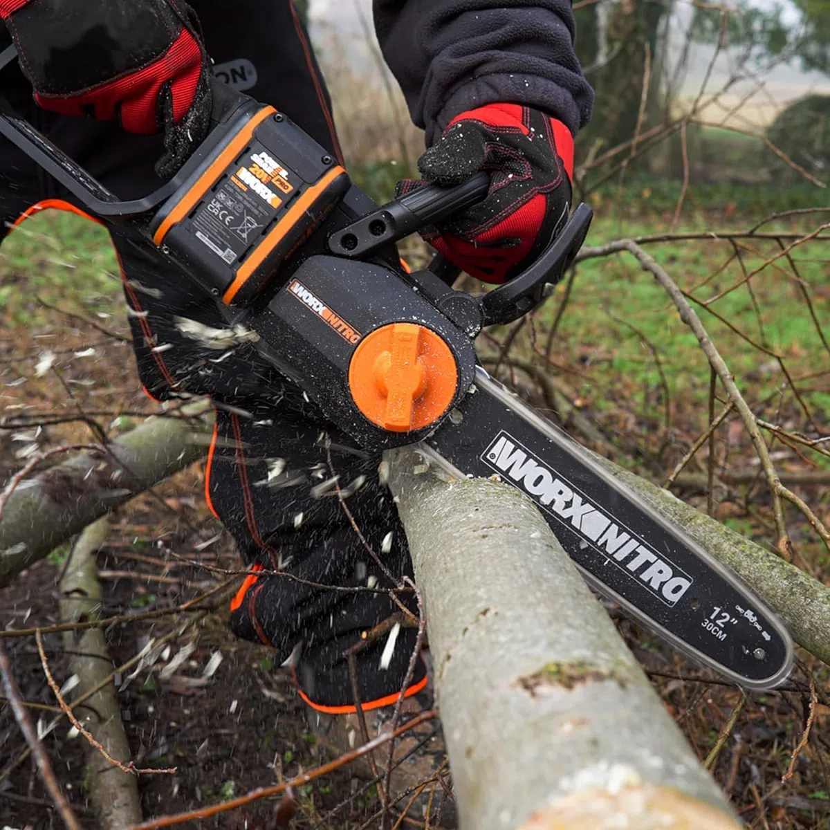 WORX Nitro WG350E.9 Motosega a batteria 20 V – potente sega per legno – 10 m/s – lunghezza di taglio 30 cm – compatta e sicura – solo utensile