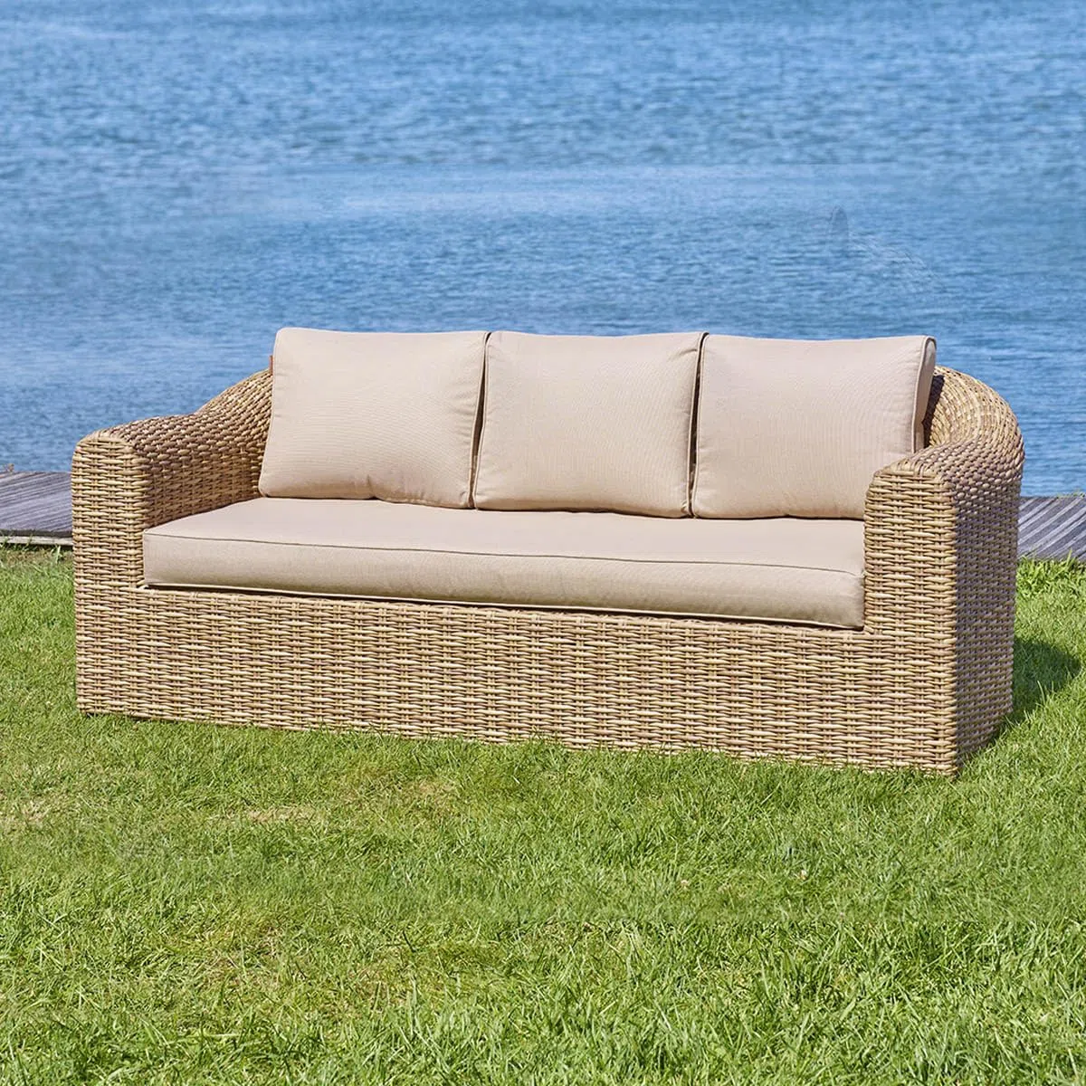 Hespéride - Divano da Giardino Mooréa Savana - 3 posti - Antiruggine - Resina Intrecciata - Cuscini sfoderabili - Tessuto Idrorepellente - Piedini Regolabili