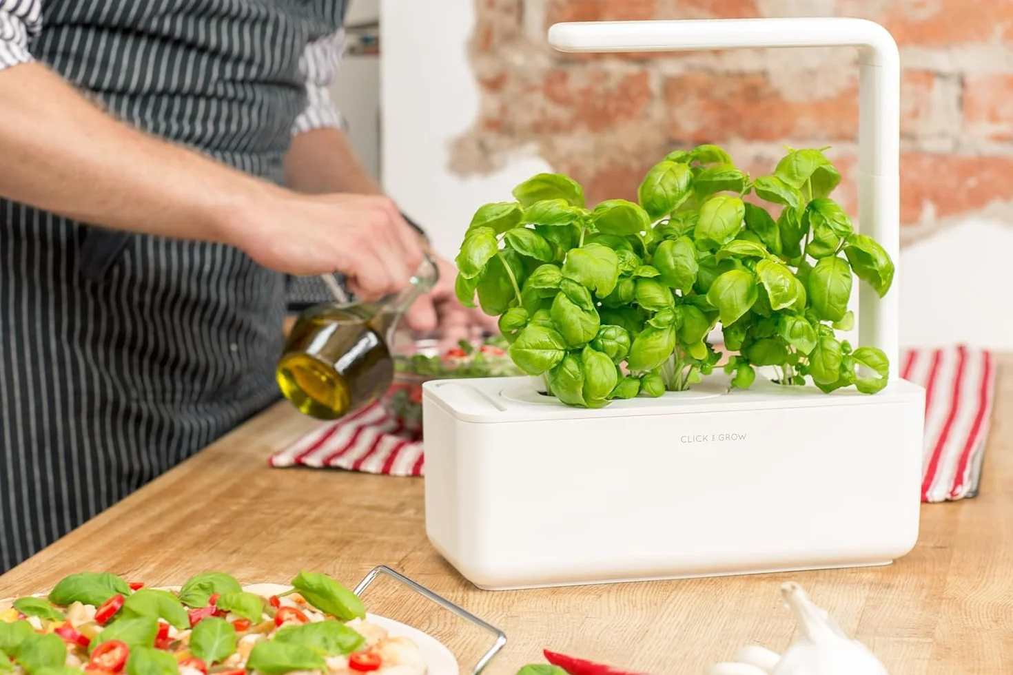 Click & Grow Smart Garden Orto in Casa, Kit Completo con 3 Capsule di Basilico, Illuminazione e Irrigazione Automatica, Idroponica Semplificata