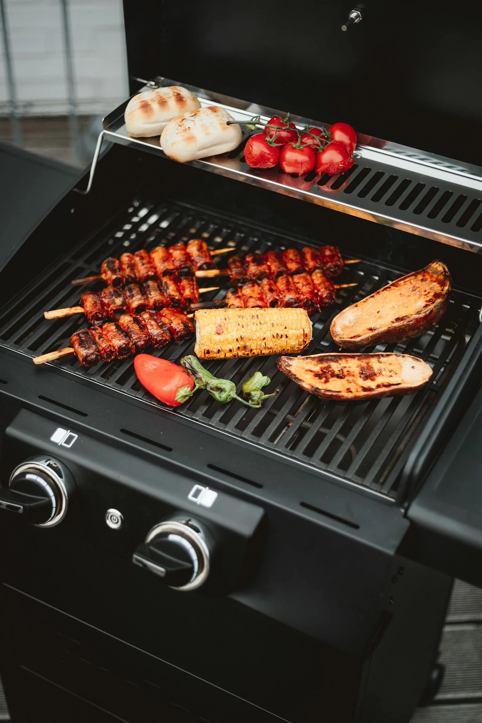Enders eCrave 2 Barbecue elettrico - Griglia in ghisa, carrello per BBQ con spazio di stivaggio - 2 potenti elementi riscaldanti con stabile coperchio e termometro integrato - Simple Clean 97116