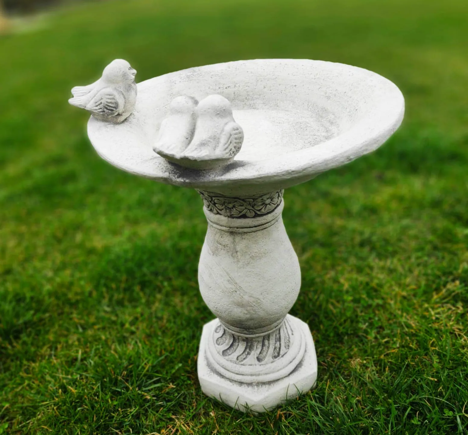 Ornamento da Giardino in Pietra/Cemento, abbeveratoio per Uccelli sulla Colonna