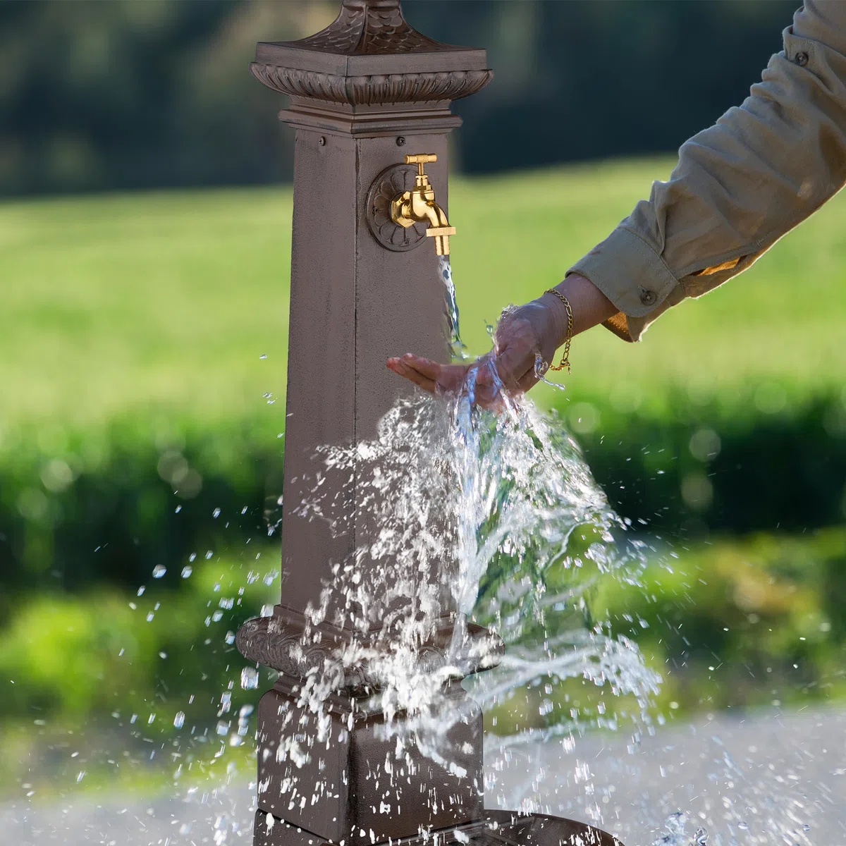 Relaxdays Fontana da Giardino in Stile Antico, Fontanella a Colonna con Rubinetto e Vaschetta, 100x44,5x38 cm, Marrone