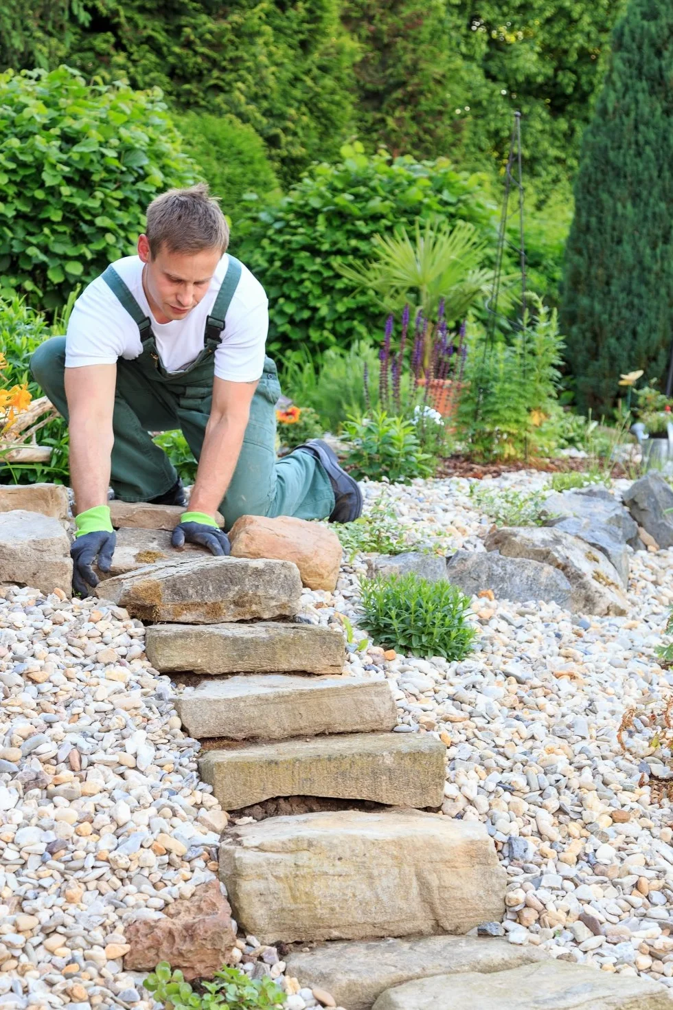 GardenMate 1m x 50m Rotolo Telo per Pacciamatura 150 g/m² - Rotolo Telo Antistrappo Contro Le Erbacce - Elevata stabilizzazione ai Raggi UV - Permeabile - 1m x 50m = 50 m²