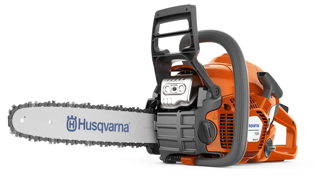 Motosega a Benzina Husqvarna 135 Mark II Robusta Affidabile e Facile da usare per uso privato, lama 36 cm, cilindrata 38 cm³, 22 cavalli per un peso di soli 4.7 kg