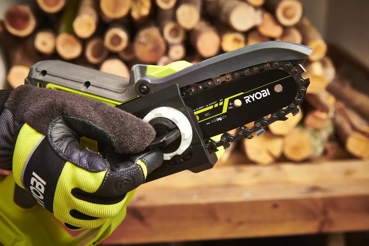 Ryobi Elettrosega da Potatura a Batteria 18V ONE+ Brushless con Batteria 2,0Ah e Caricabatterie, Barra 10 cm, Velocità Catena 6 m/s, Taglio fino a 8 cm, Compatta e Leggera 1,13 kg, RY18PSX10A-120