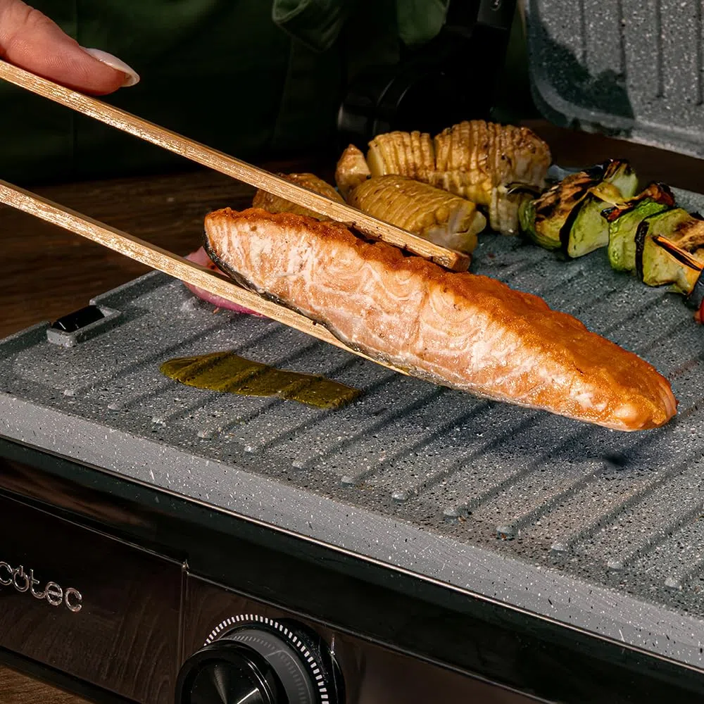 Cecotec Griglia Elettrica con Grill Rock’nGrill 2200 Dual. 2200W, Apertura 180º, Dual Temp, Rivestimento Antiaderente RockStone, Piastre Reversibili, Raccogli Grassi, Indicatore Luminoso, 29x23cm