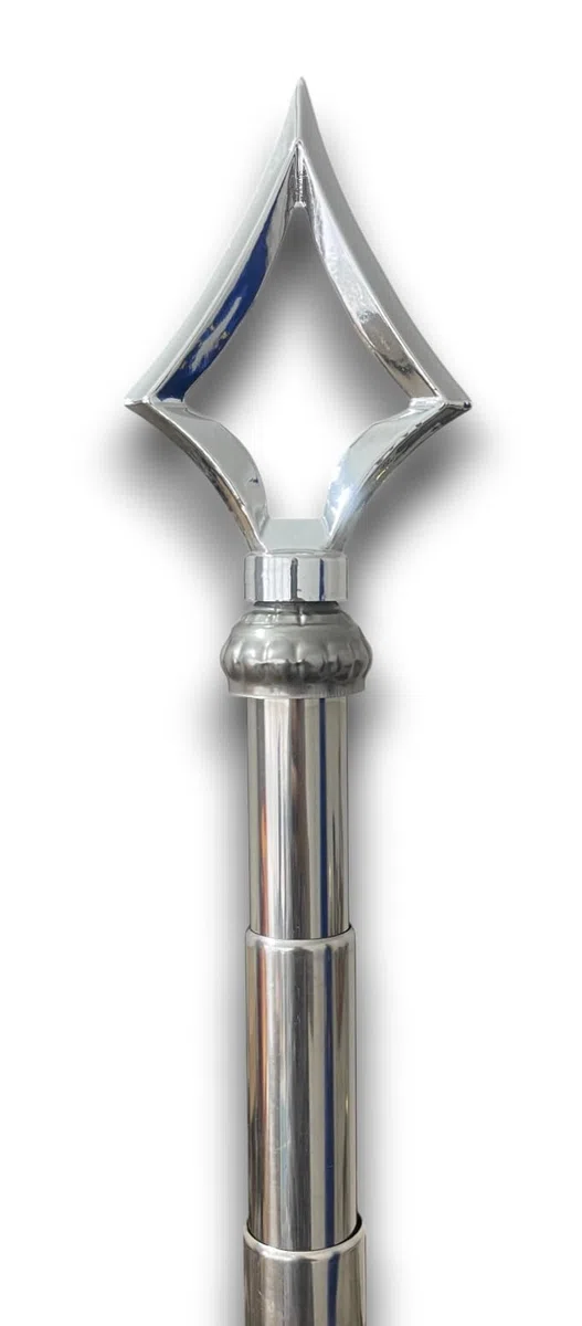 Base per bandiera con asta e spalmatore in acciaio inox finitura argento. Peso del piede 1,2 kg. Asta con punta a lancia. Altezza max. 250 cm. Ideale per bandiere interne, uffici e sale riunioni