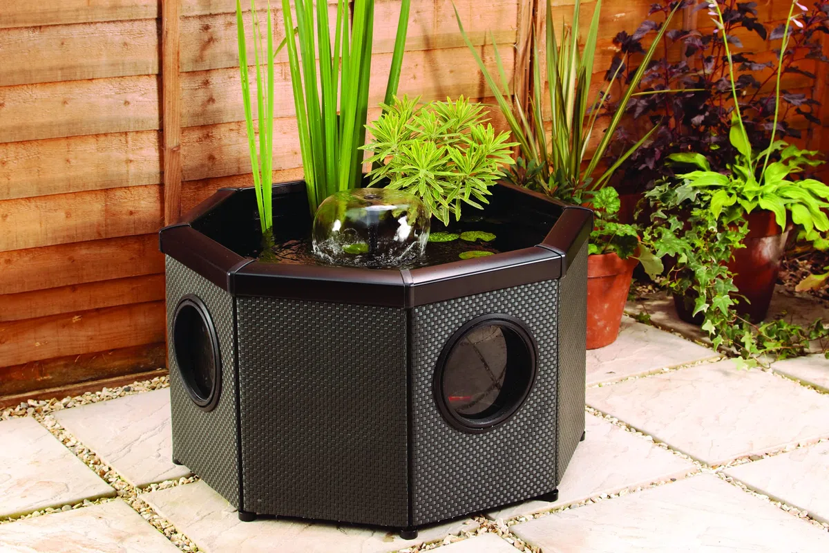 Aquagarden, Affinity Kit completo per laghetto alto con finestre, ottagonale, piscina con gioco d'acqua, tra cui Inpond 5 in 1 2000 pompa dell'acqua e stagno con chiarificatore UV, tre finestre