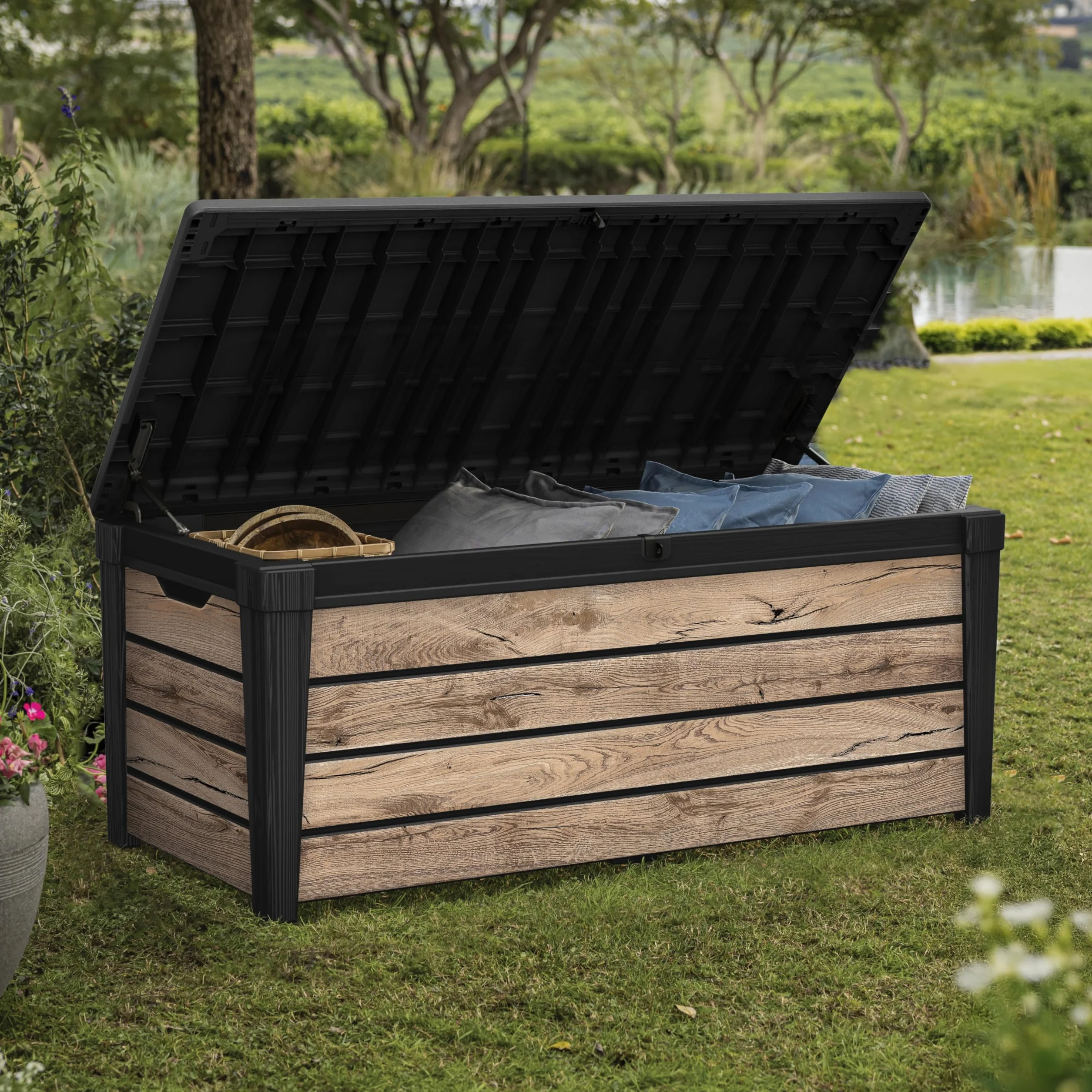 Koll Living Brightwood Scatola da giardino in legno di pino 454 litri coperchio con molle a gas portata 300 kg resistente alle intemperie impermeabile UV