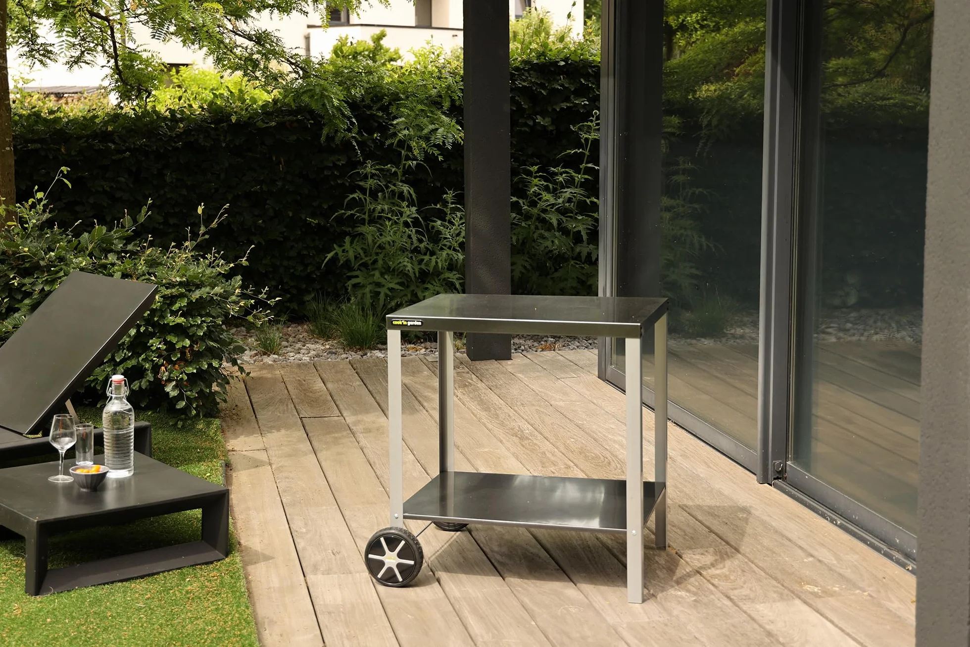 Cook'in Garden - Carrello con piano di lavoro mobile e ruote rinforzate, mobile da esterno ideale per giardino o terrazza, supporto ideale per barbecue o barbecue, nero/grigio