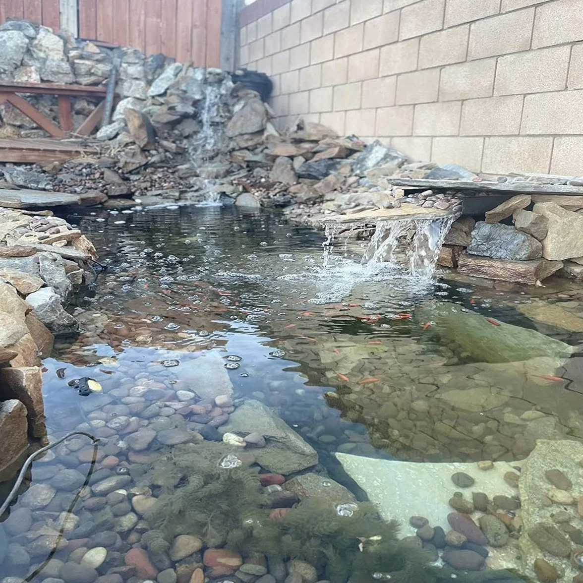 Telo Protettivo in EPDM per laghetto, Spessore 1 mm, Nero, Resistente, per Giochi d'Acqua, Dimensioni 7,5x5 m, 7,5x6 m, 7,5x7 m, Resistente alle forature, Ideale per Giardini Acquatici e fon